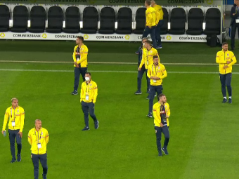
	Primele imagini de la Hamburg. Surpriza de care au avut parte jucătorii români la intrarea pe stadionul din Hamburg
