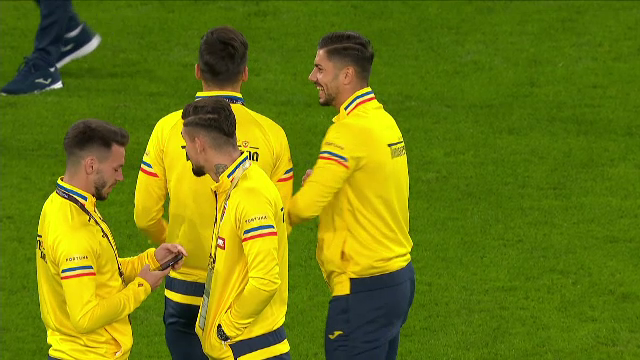 Primele imagini de la Hamburg. Surpriza de care au avut parte jucătorii români la intrarea pe stadionul din Hamburg_9
