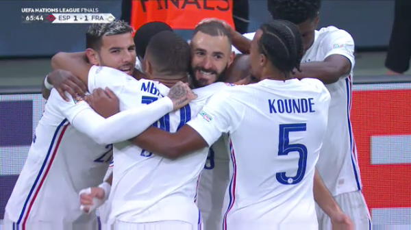 Minutul 67: GOOOL Franța! Benzema egalează cu un șut superb.

