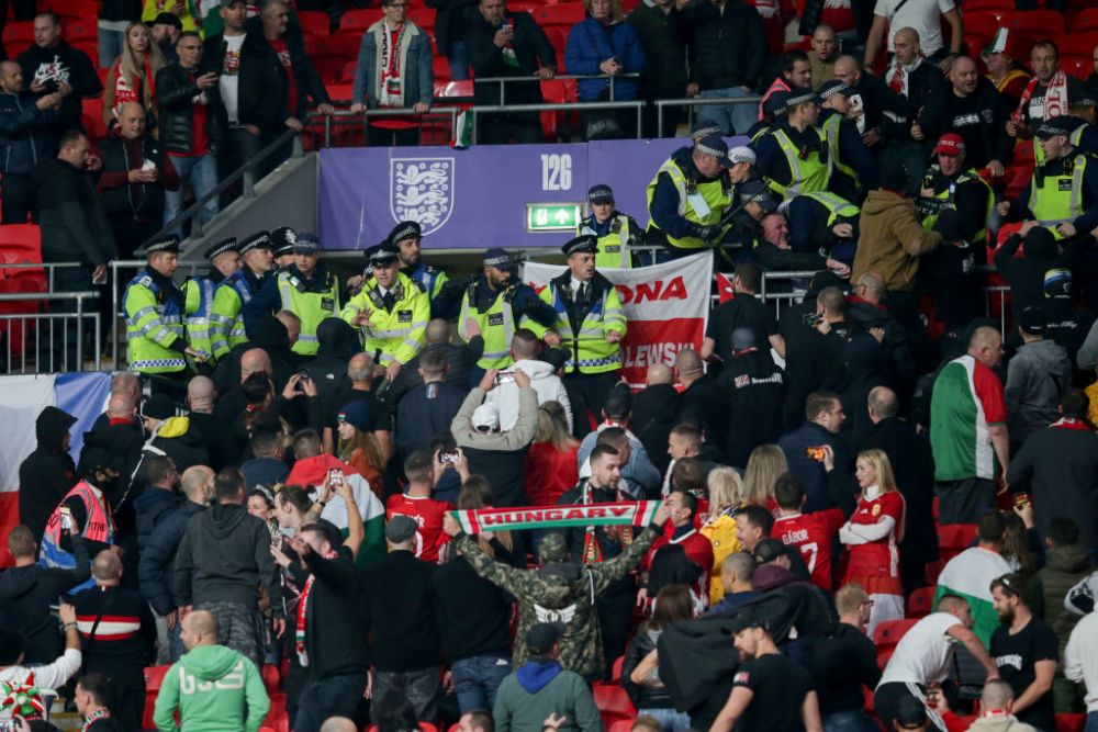 Scandal pe Wembley! Suporterii maghiari s-au luat la bătaie cu polițiștii britanici_7