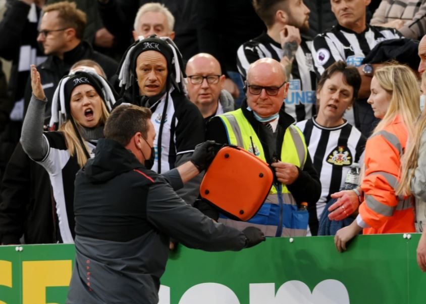 Meciul dintre Newcastle și Tottenham, oprit după ce un fan a făcut infarct în tribune. Jucătorii au mers la vestiare_1