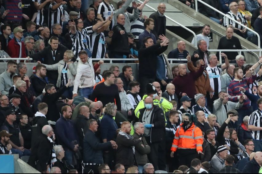 Meciul dintre Newcastle și Tottenham, oprit după ce un fan a făcut infarct în tribune. Jucătorii au mers la vestiare_2