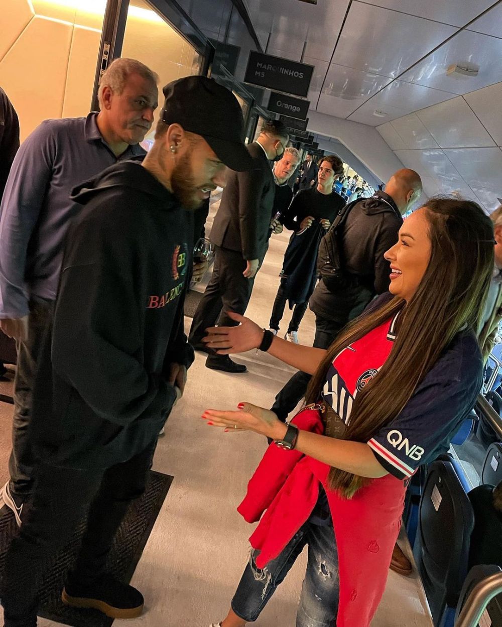 Sunt imaginile momentului! Vlăduța Lupău s-a întâlnit cu Neymar la doar câteva zile după ce a câștigat tricoul său la licitație_2
