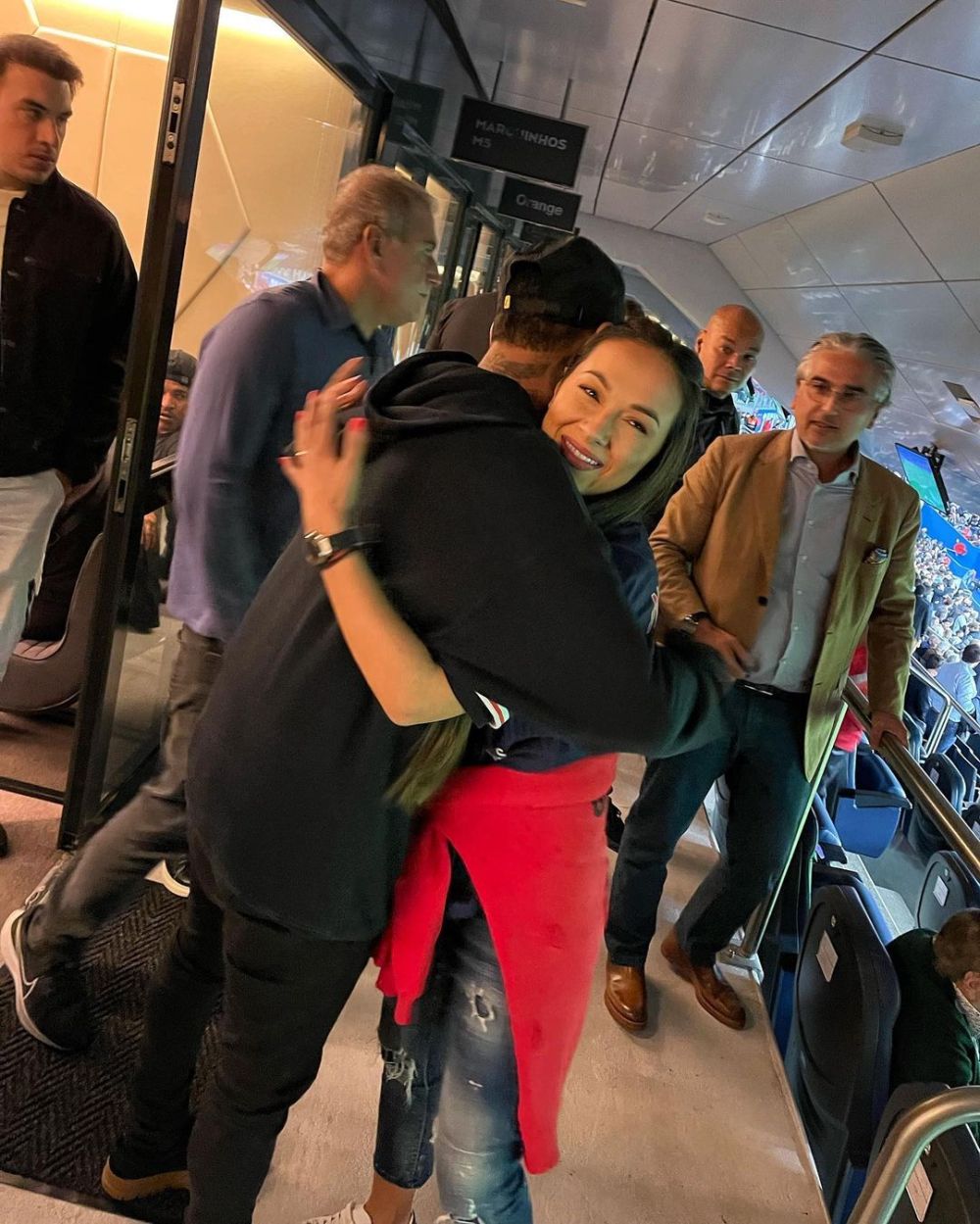 Sunt imaginile momentului! Vlăduța Lupău s-a întâlnit cu Neymar la doar câteva zile după ce a câștigat tricoul său la licitație_4