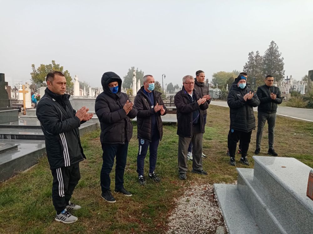 Trei ani fără Ilie Balaci! Oamenii Universității Craiova au mers la mormântul legendei Olteniei_3