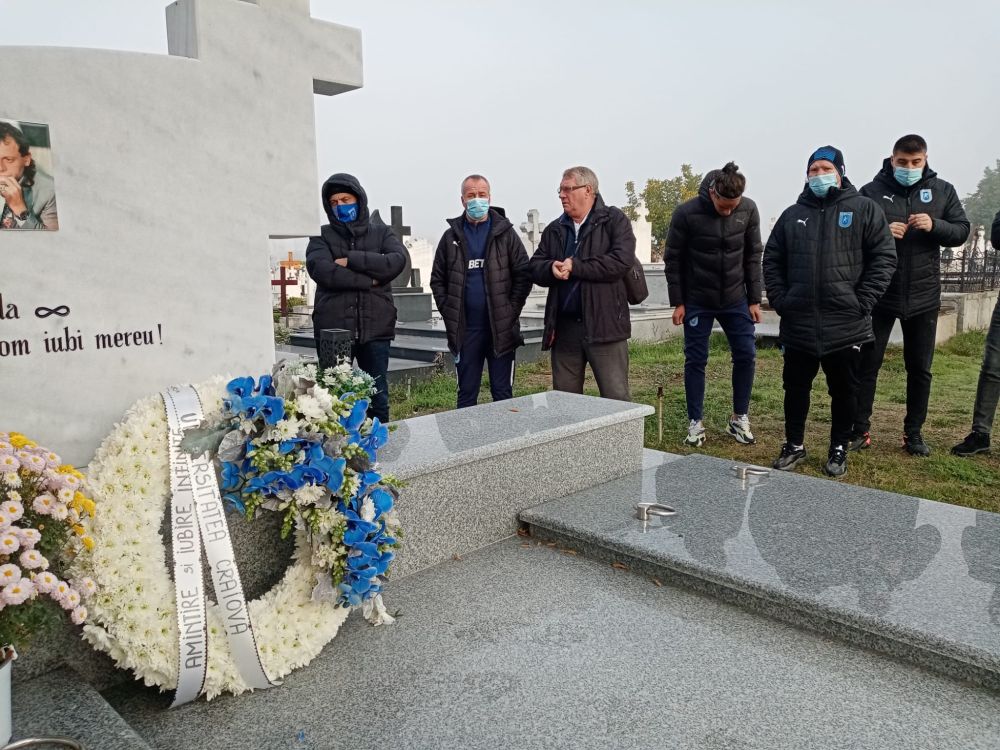 Trei ani fără Ilie Balaci! Oamenii Universității Craiova au mers la mormântul legendei Olteniei_4
