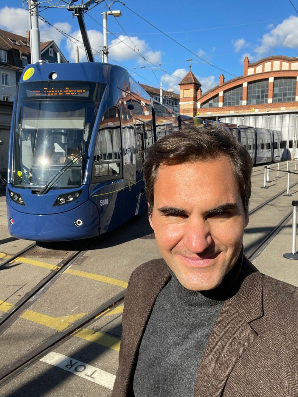 Roger Federer va avea propriul tramvai în orașul Basel! Suporterii FC Basel s-au urcat în Federer-Express la inaugurare_3