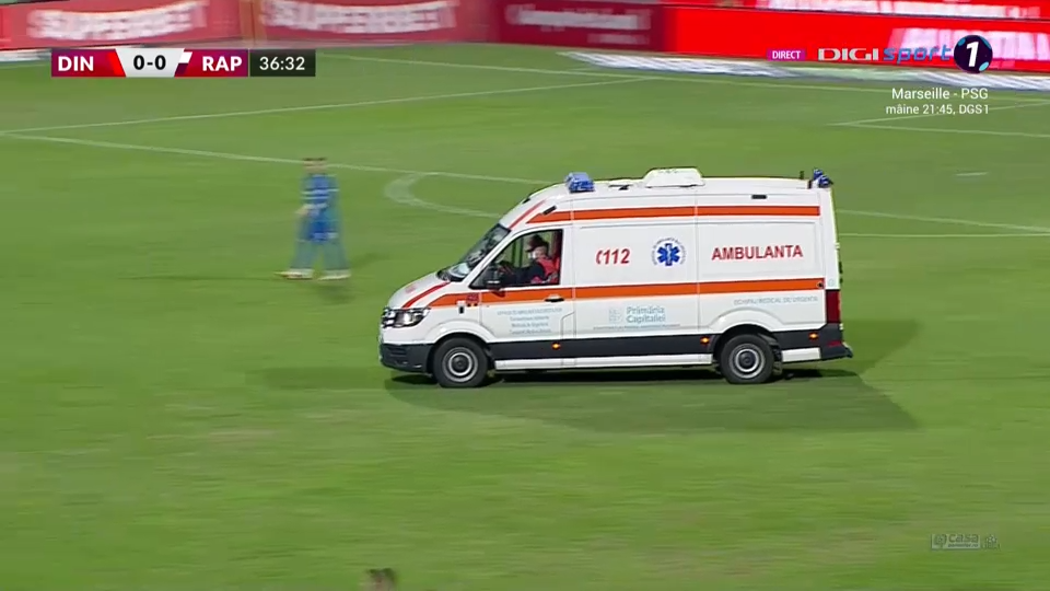 Momente de panică la Dinamo - Rapid! Răuță a căzut la pământ și a cerut rapid intervenția medicilor _7