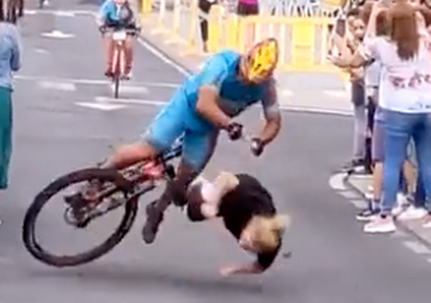 Imagini incredibile! O femeie, lovită în plin de un ciclist după ce a intrat, fără să se asigure, pe pistă _1