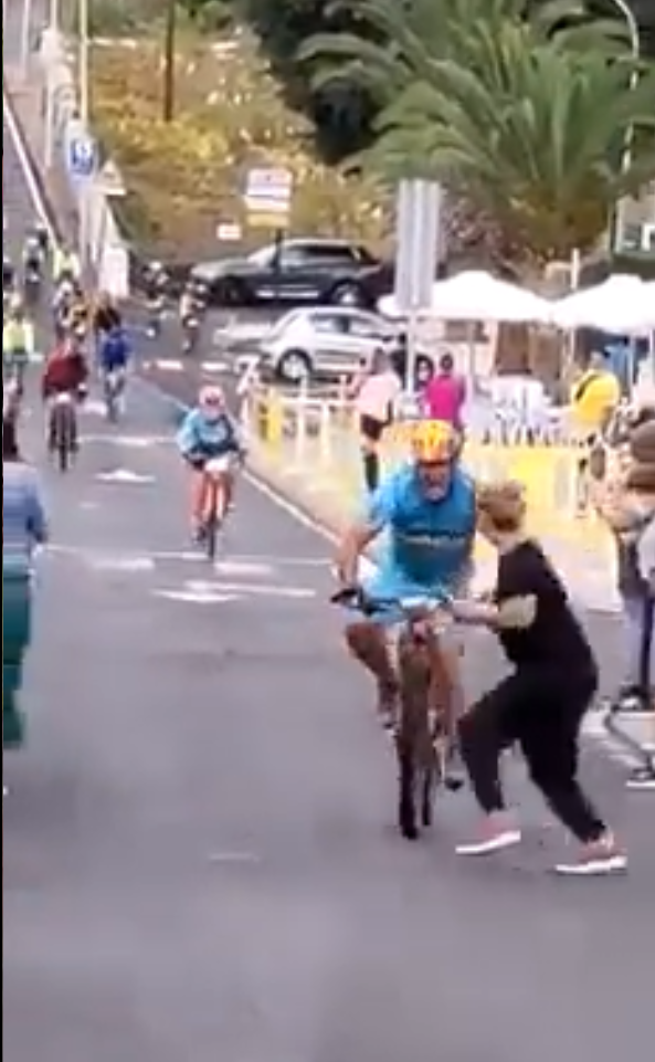 Imagini incredibile! O femeie, lovită în plin de un ciclist după ce a intrat, fără să se asigure, pe pistă _2