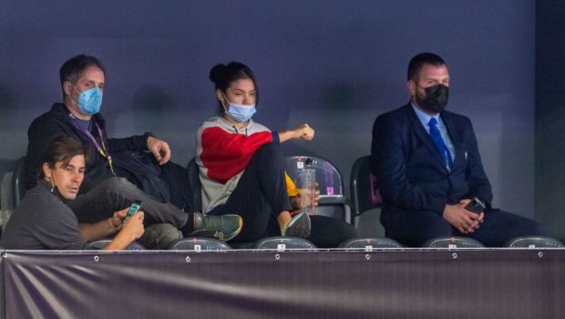 
	Emma Răducanu, spectatoare de lux la meciul Simonei Halep. De unde a văzut meciul Toni Iuruc și de ce nu a stat în lojă
