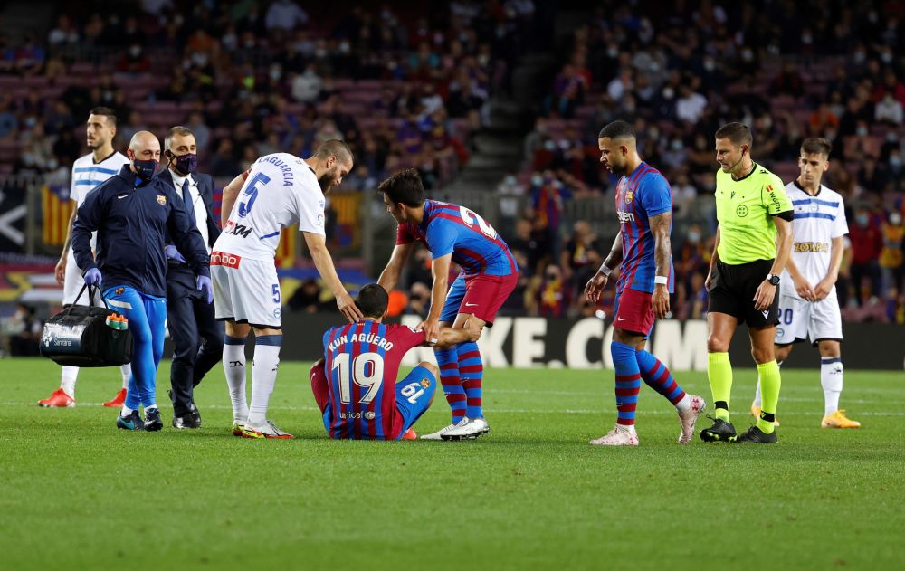 Panică pe Camp Nou! Sergio Aguero a fost schimbat după ce s-a întins pe gazon din cauza unor probleme medicale_1