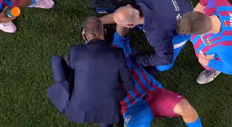 Panică pe Camp Nou! Sergio Aguero a fost schimbat după ce s-a întins pe gazon din cauza unor probleme medicale_2