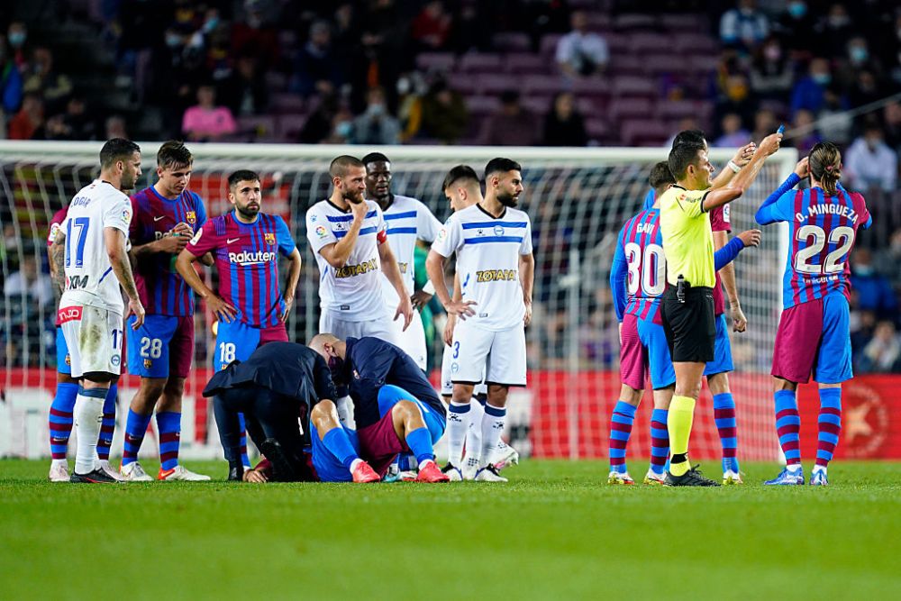 Panică pe Camp Nou! Sergio Aguero a fost schimbat după ce s-a întins pe gazon din cauza unor probleme medicale_4