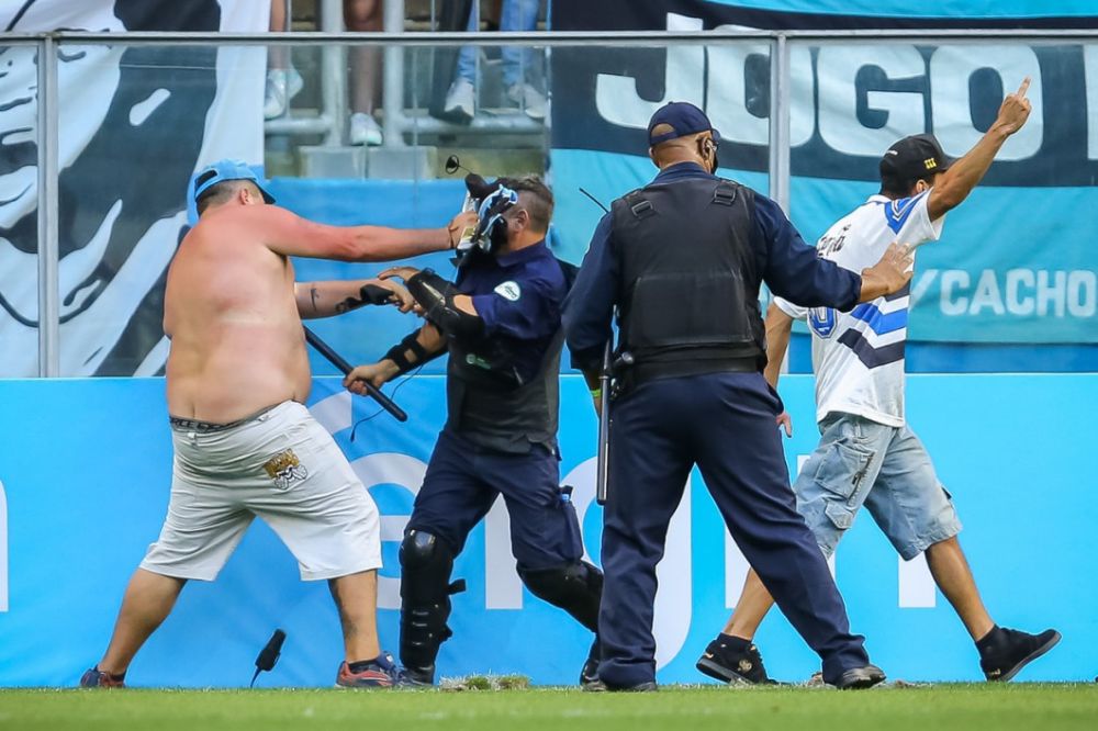 Scene halucinante în Brazilia! Fanii lui Gremio au intrat pe teren să doboare zona VAR, după ce au pierdut cu 3-1_5