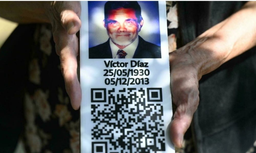 TEHNOLOGIE | Cod QR pentru pietrele funerare! De ce vin locuitorii din San  Salvador cu smartphone-urile la cimitir | Sport.ro
