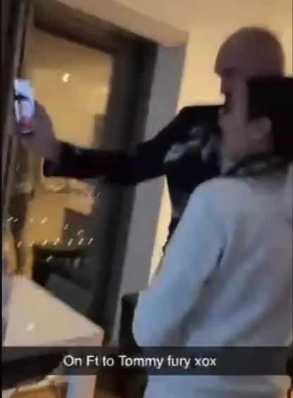 Au cerut un selfie și le-a oferit experiența vieții! Tyson Fury a petrecut cu două femei în timp ce nevasta era acasă_1