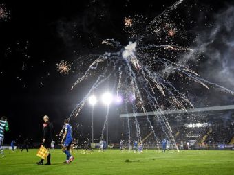 
	Meci de prima ligă întrerupt după ce fanii i-au luat la țintă cu artificii pe jucători. Un român s-a aflat pe teren
