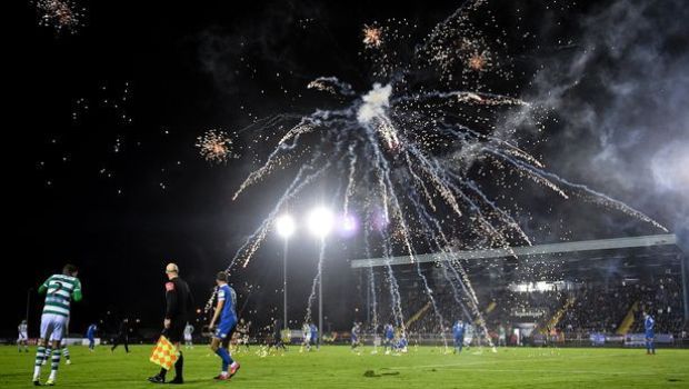 
	Meci de prima ligă întrerupt după ce fanii i-au luat la țintă cu artificii pe jucători. Un român s-a aflat pe teren
