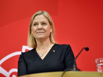 
	O fostă înotătoare de elită va deveni prim-ministrul Suediei. A venit chiar și în cârje la piscină și ascultă heavy metal
