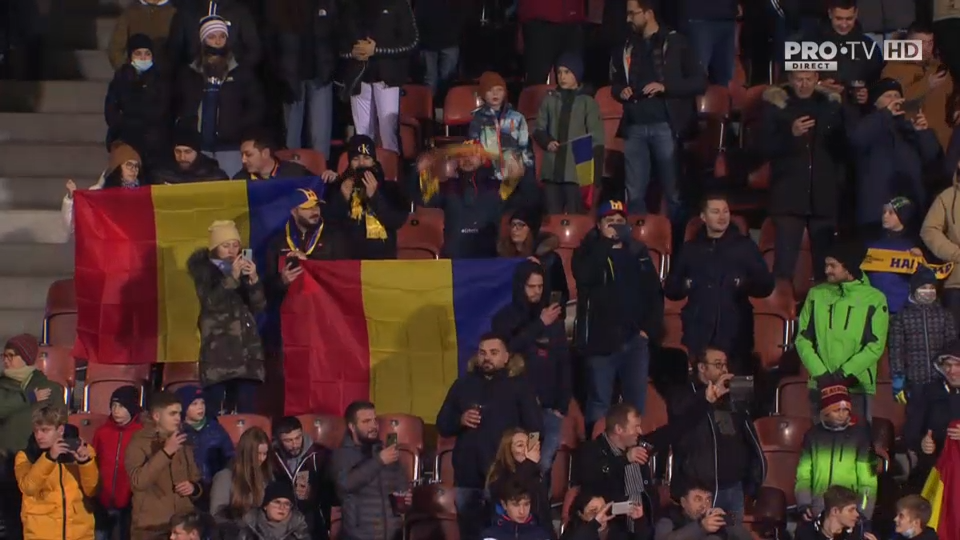 Atmosferă incredibilă pe stadionul din Vaduz. Peste 2000 de români au cântat cu sufletul la gură imnul național _2