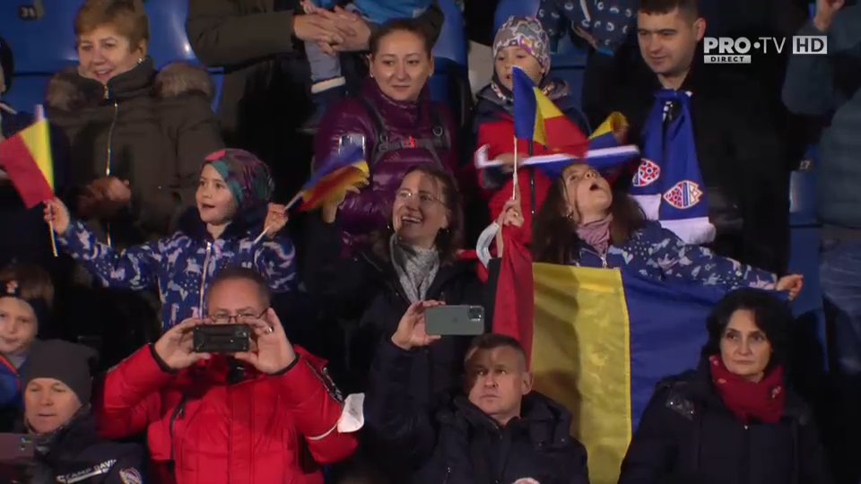 Atmosferă incredibilă pe stadionul din Vaduz. Peste 2000 de români au cântat cu sufletul la gură imnul național _14