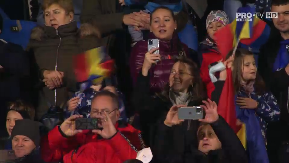 Atmosferă incredibilă pe stadionul din Vaduz. Peste 2000 de români au cântat cu sufletul la gură imnul național _10