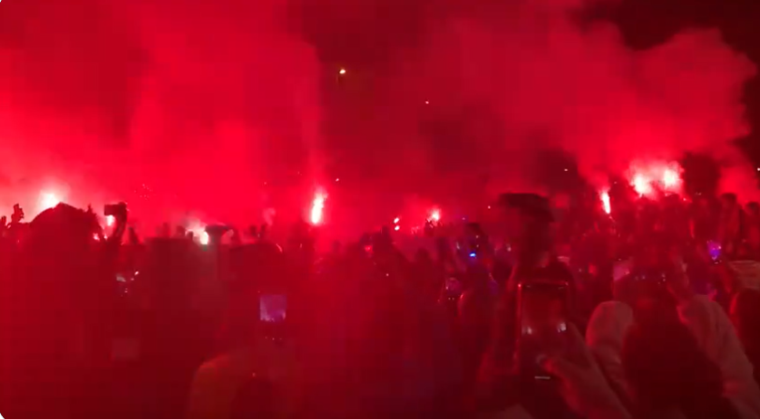Atmosferă incendiară în Barcelona înaintea derby-ului din oraș. Xavi, aclamat de mii de fani, cu torțe și fumigene_1
