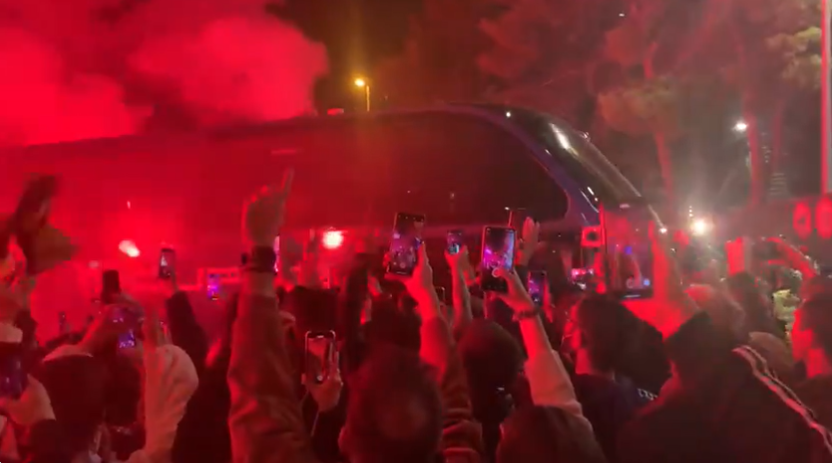 Atmosferă incendiară în Barcelona înaintea derby-ului din oraș. Xavi, aclamat de mii de fani, cu torțe și fumigene_2