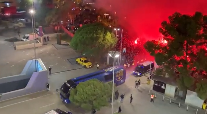 Atmosferă incendiară în Barcelona înaintea derby-ului din oraș. Xavi, aclamat de mii de fani, cu torțe și fumigene_3