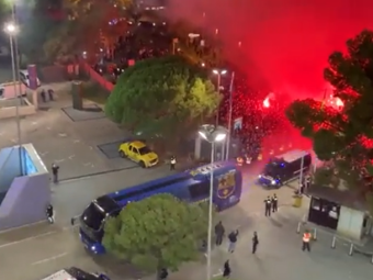
	Atmosferă incendiară în Barcelona înaintea derby-ului din oraș. Xavi, aclamat de mii de fani, cu torțe și fumigene
