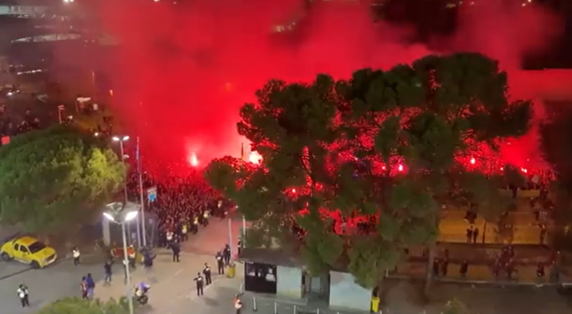 Atmosferă incendiară în Barcelona înaintea derby-ului din oraș. Xavi, aclamat de mii de fani, cu torțe și fumigene_4
