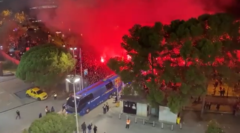 Atmosferă incendiară în Barcelona înaintea derby-ului din oraș. Xavi, aclamat de mii de fani, cu torțe și fumigene_5