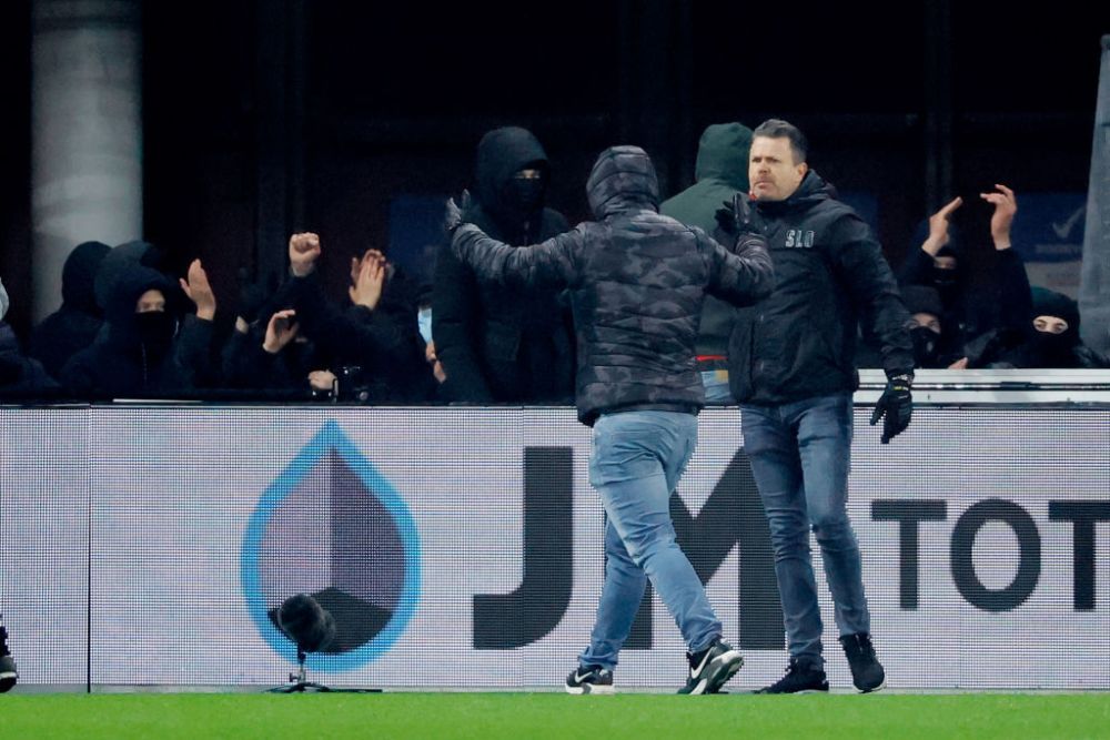 Scene incredibile în Olanda! Ultrașii au intrat în stadion la meciul lui Alkmaar, după ce stadioanele s-au închis din cauza COVID-19 _3