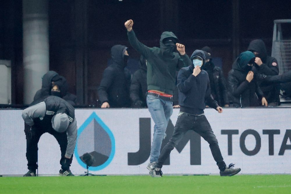 Scene incredibile în Olanda! Ultrașii au intrat în stadion la meciul lui Alkmaar, după ce stadioanele s-au închis din cauza COVID-19 _4