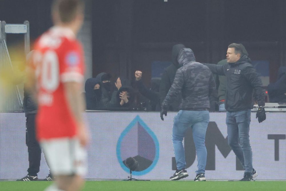 Scene incredibile în Olanda! Ultrașii au intrat în stadion la meciul lui Alkmaar, după ce stadioanele s-au închis din cauza COVID-19 _5
