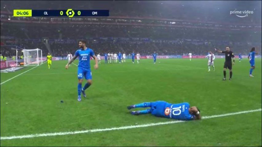 UPDATE | Meciul Lyon-Marseille a fost suspendat. Partida a fost întreruptă în minutul 5: Payet a fost lovit în cap_1