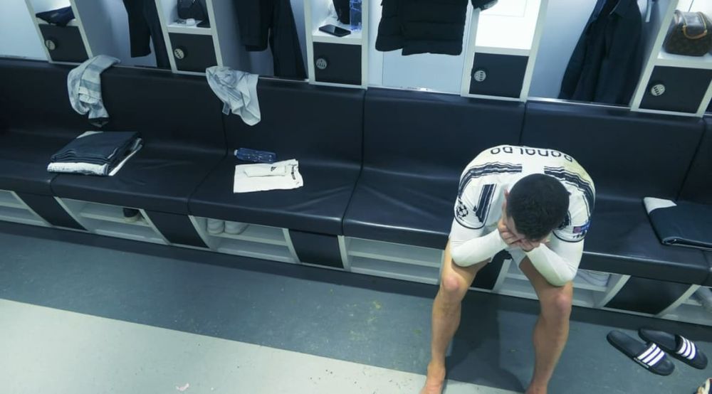 Imagini incredibile cu Ronaldo de la Juventus după eliminarea cu Porto. Criza de nervi încheiată în lacrimi a portughezului_2