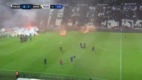 Incidente grave în meciul lui Răzvan Lucescu! Derby-ul PAOK - Aris, oprit după ce suporterii au invadat terenul_1
