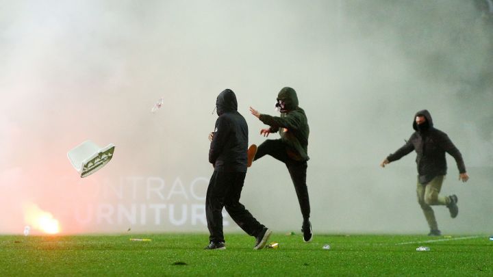 Incidente grave în meciul lui Răzvan Lucescu! Derby-ul PAOK - Aris, oprit după ce suporterii au invadat terenul_3