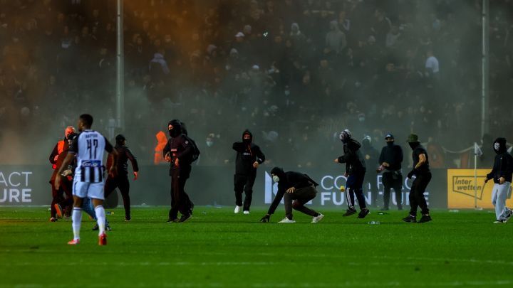 Incidente grave în meciul lui Răzvan Lucescu! Derby-ul PAOK - Aris, oprit după ce suporterii au invadat terenul_14