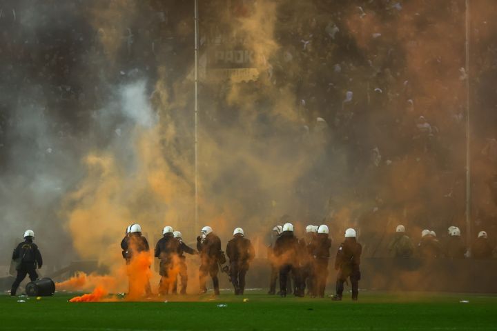 Incidente grave în meciul lui Răzvan Lucescu! Derby-ul PAOK - Aris, oprit după ce suporterii au invadat terenul_18