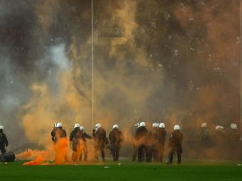 
	Incidente grave în meciul lui Răzvan Lucescu! Derby-ul PAOK - Aris, oprit după ce suporterii au invadat terenul
