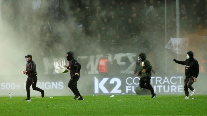 Incidente grave în meciul lui Răzvan Lucescu! Derby-ul PAOK - Aris, oprit după ce suporterii au invadat terenul_4