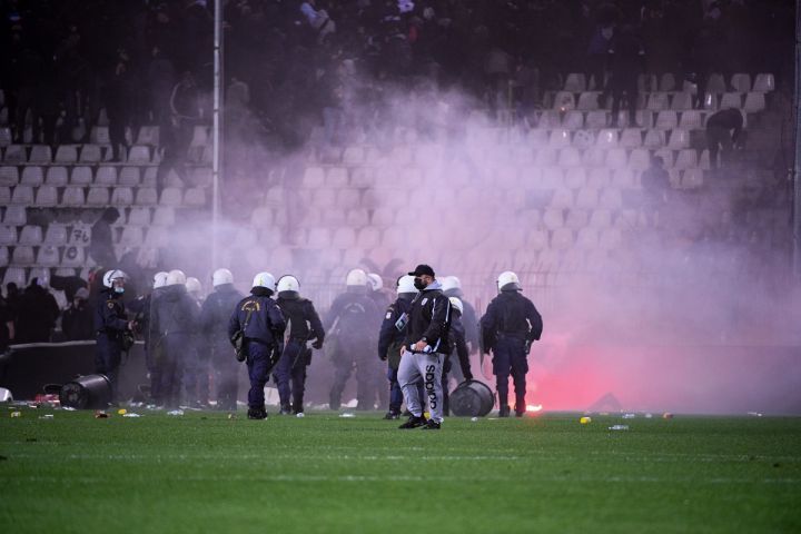 Incidente grave în meciul lui Răzvan Lucescu! Derby-ul PAOK - Aris, oprit după ce suporterii au invadat terenul_22