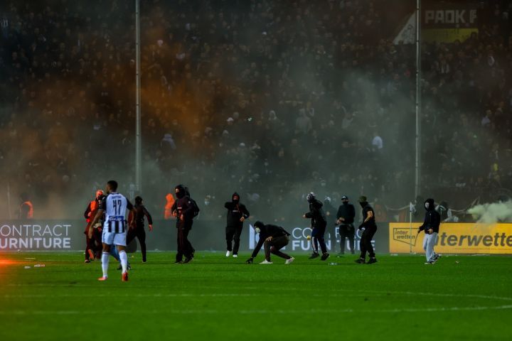Incidente grave în meciul lui Răzvan Lucescu! Derby-ul PAOK - Aris, oprit după ce suporterii au invadat terenul_24