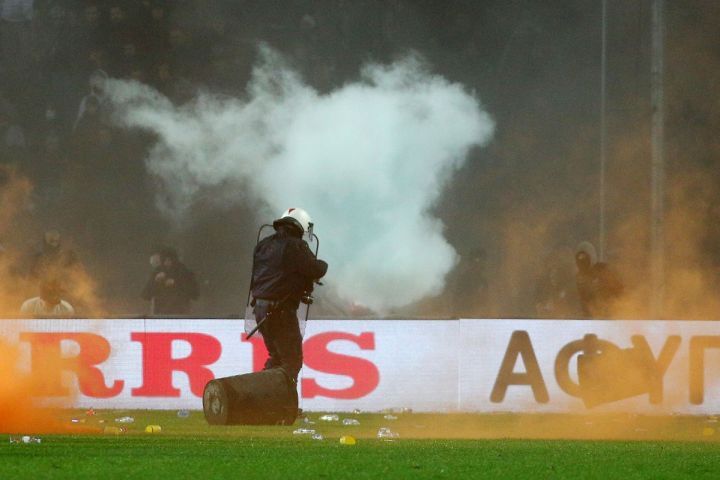 Incidente grave în meciul lui Răzvan Lucescu! Derby-ul PAOK - Aris, oprit după ce suporterii au invadat terenul_26
