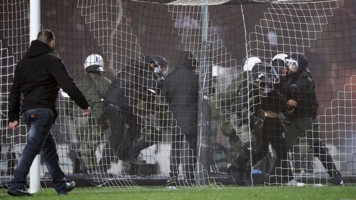 Incidente grave în meciul lui Răzvan Lucescu! Derby-ul PAOK - Aris, oprit după ce suporterii au invadat terenul_11