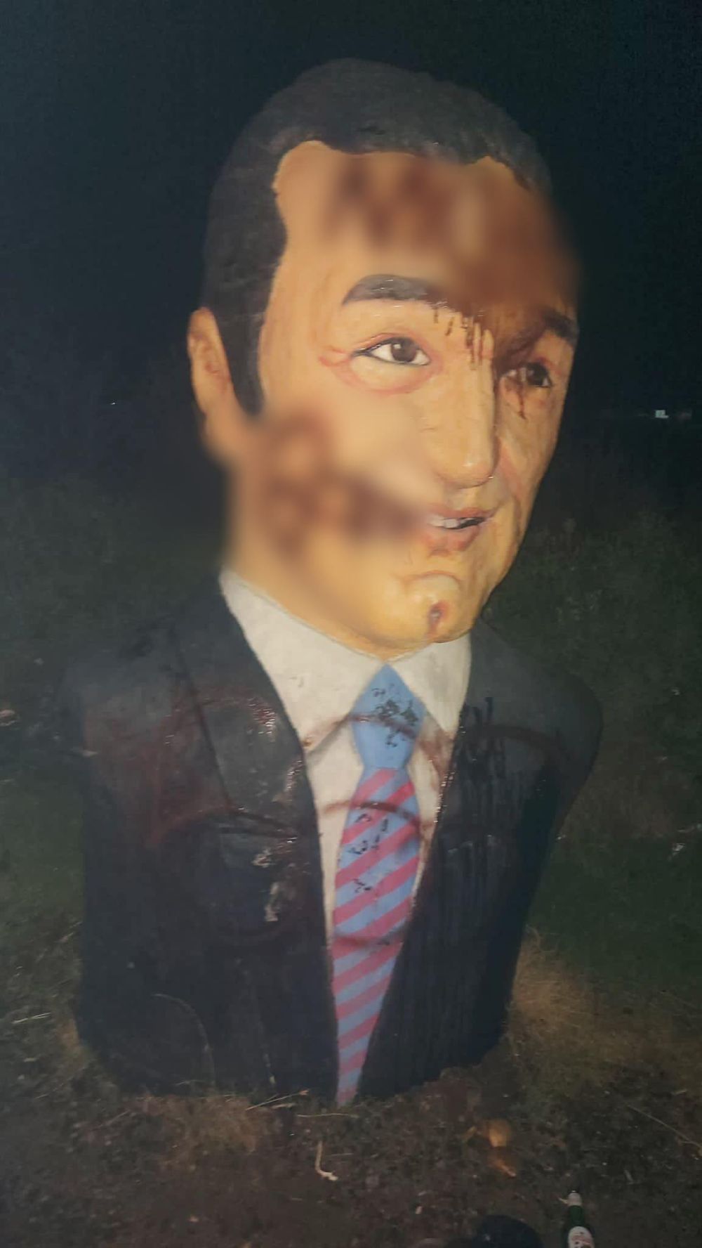 Fanii FCSB continuă scandalul cu Becali! Statuia patronului, vandalizată de huligani _2