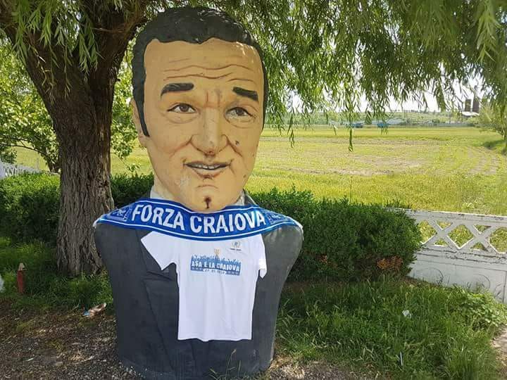 Fanii FCSB continuă scandalul cu Becali! Statuia patronului, vandalizată de huligani _3